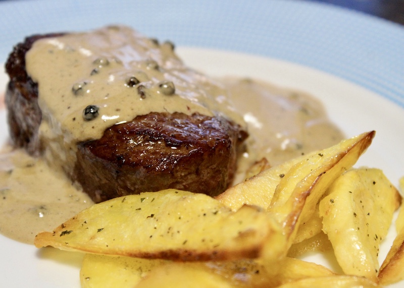 Medalhão de Filé Mignon com Molho de Pimenta – Steak au Poivre