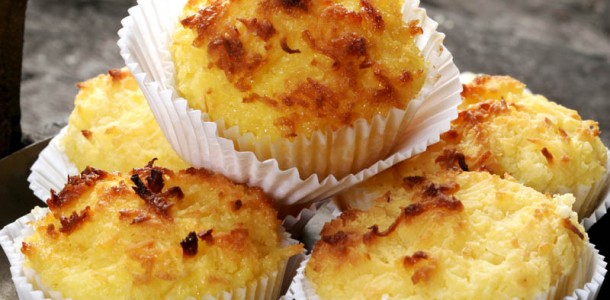 Bombocado dourado feito no liquidificador, servido em forminhas de cupcake.