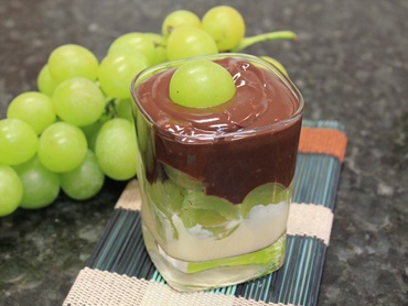 Sobremesa Surpresa de Uva com camada de brigadeiro branco, uvas verdes e cobertura de chocolate meio amargo