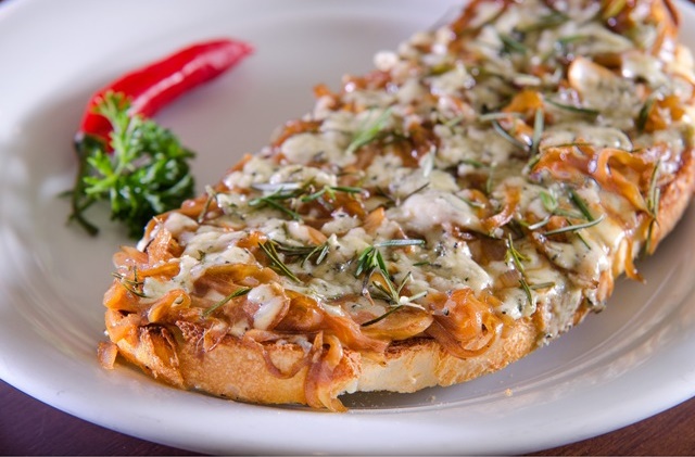 Bruschettas de gorgonzola com cebola caramelizada