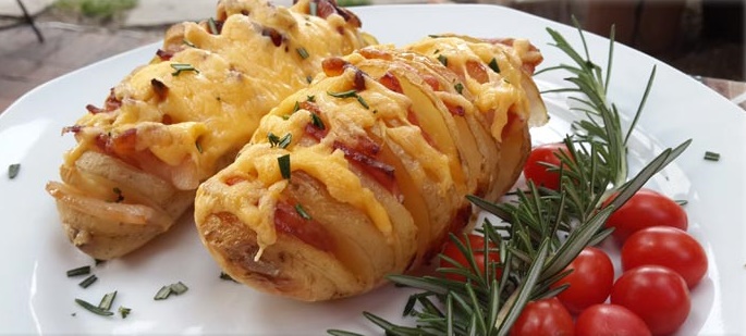 Batata assada com bacon e queijo