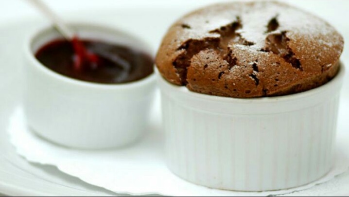 Suflê de chocolate com calda de frutas vermelhas