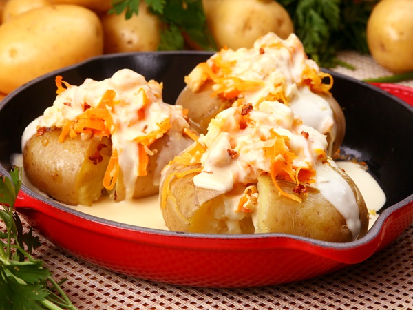 Batata ao murro com peixe ao molho