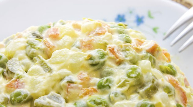 Salada de batata com maionese de iogurte servida em bowl de cerâmica com bacon crocante e ervas frescas.