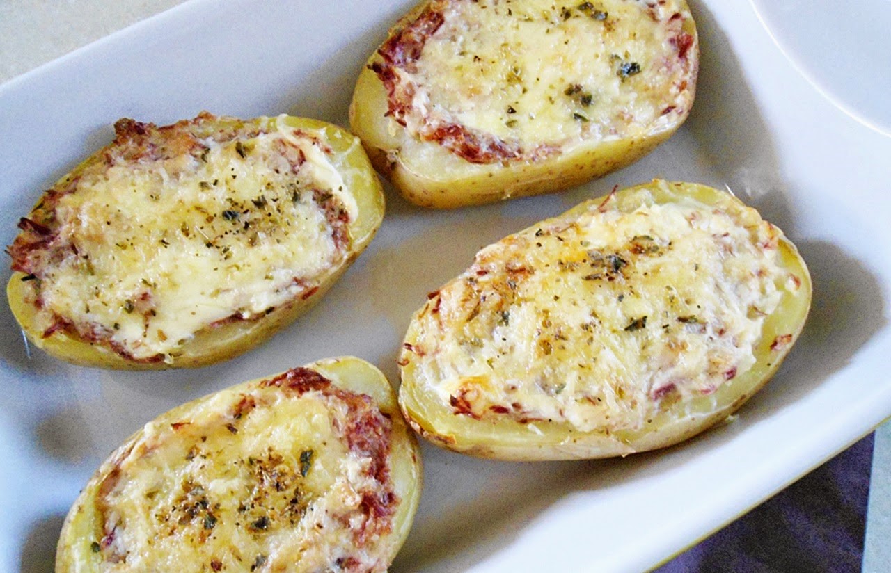Batata recheada com carne desfiada e queijo