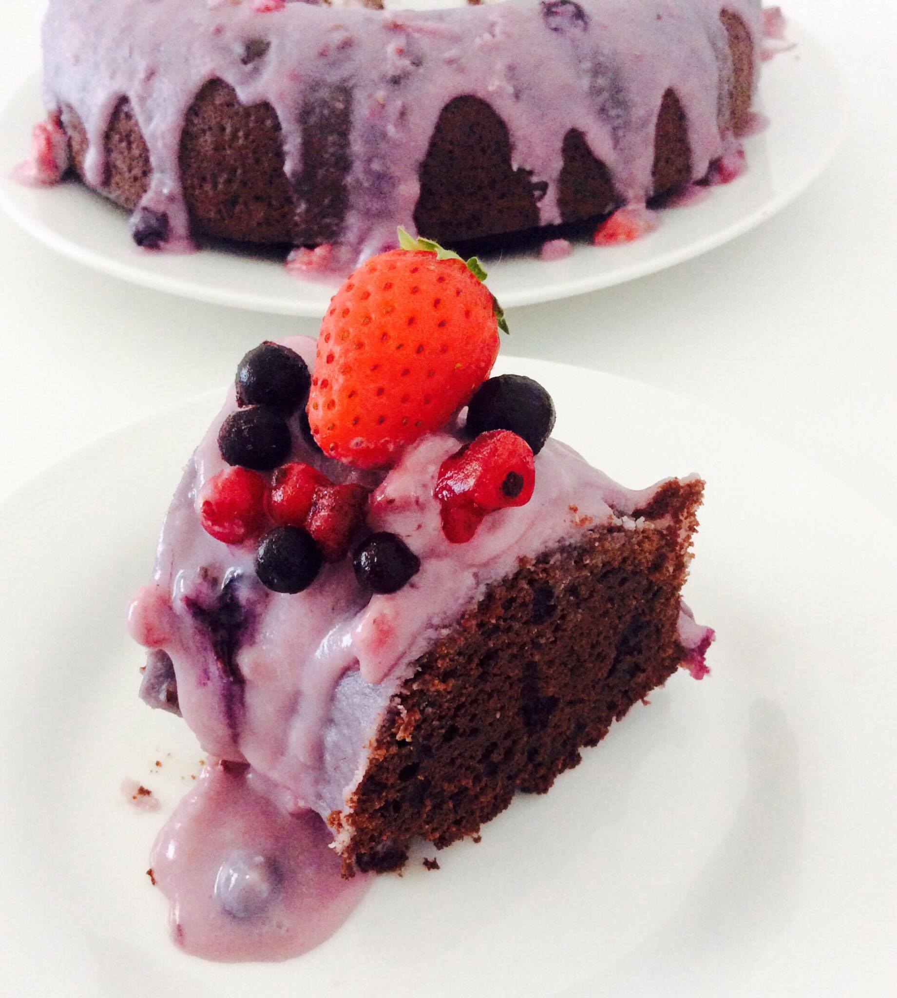 Bolo de chocolate com brigadeiro de limão e frutas vermelhas