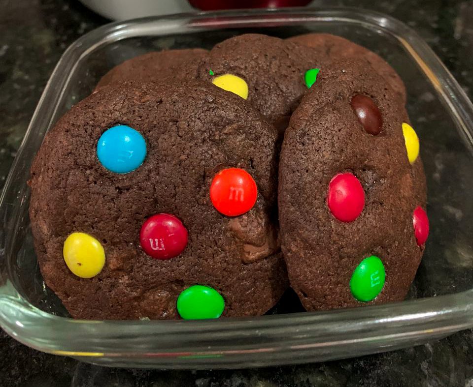 cookie de chocolate com M&M's