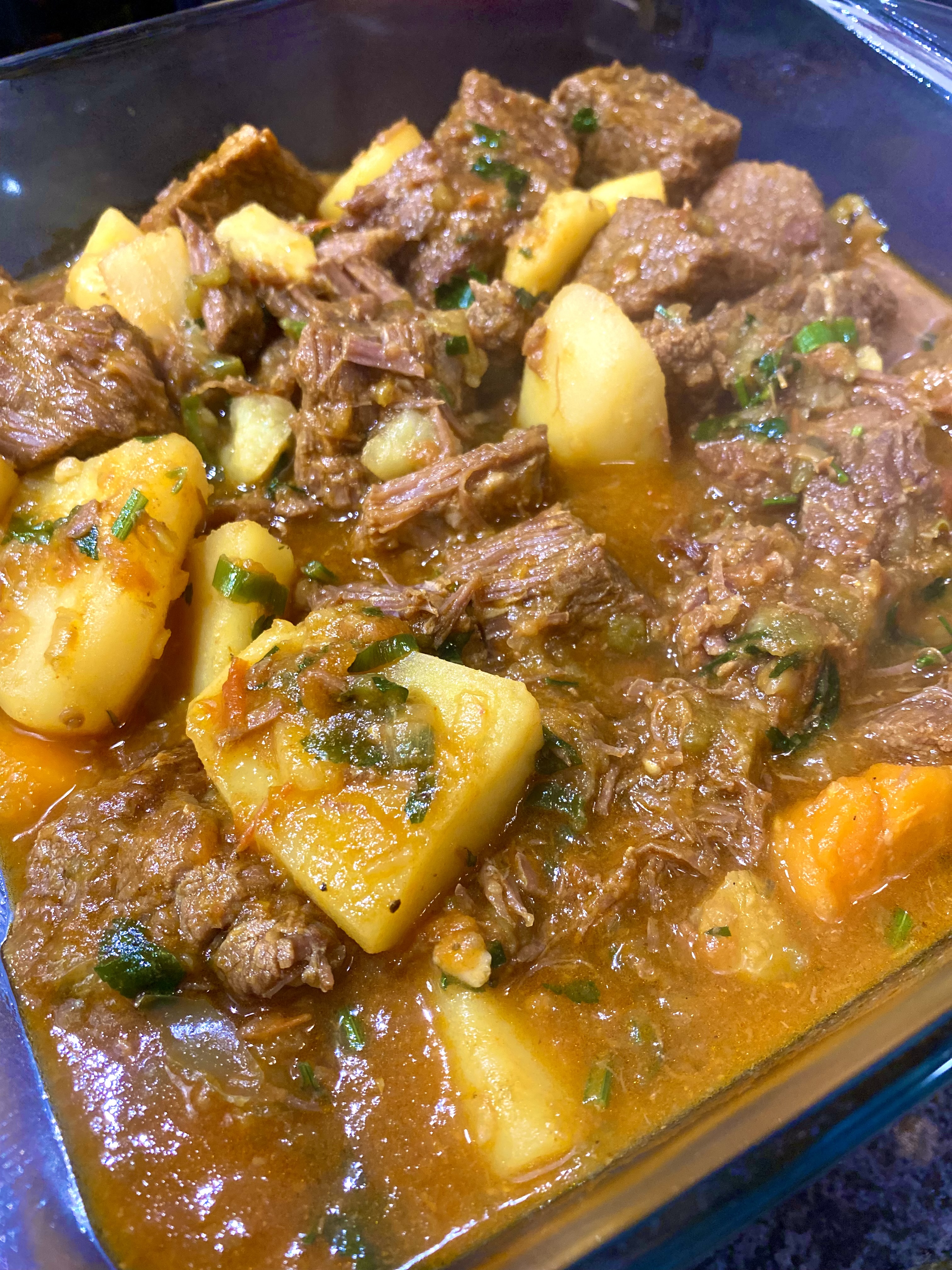 Prato servido com carne de panela suculenta acompanhada de batatas cozidas